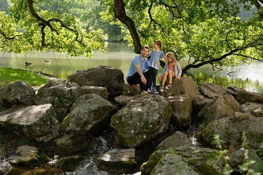 Schloss Favorite Rastatt, Familie am See