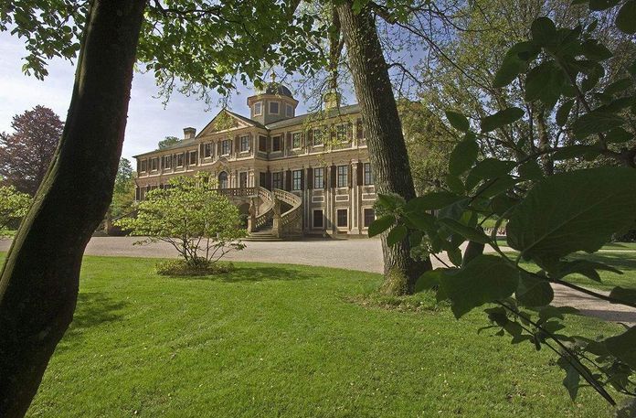 Château de la Favorite de Rastatt, Vue du jardin à travers les arbres