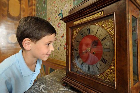 Schloss Favorite Rastatt, Junge an der Uhr