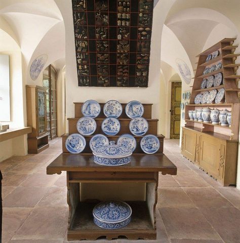 Rastatt Favorite Palace, Plates in the open kitchen